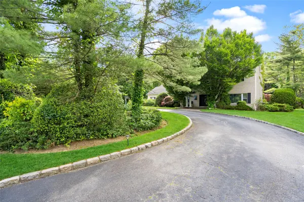 2 Harbor CT, Roslyn Harbor, NY 11576