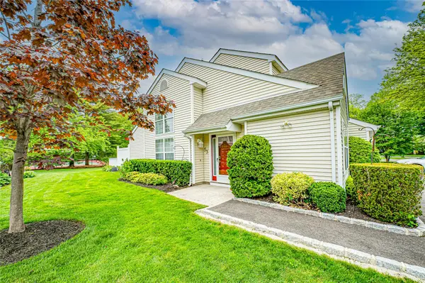 53 Mystic CIR, Bay Shore, NY 11706