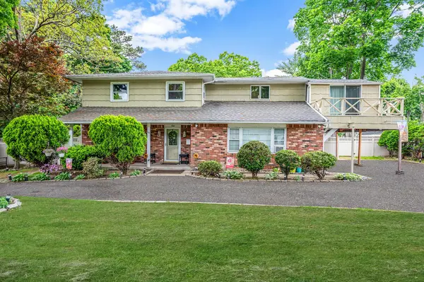 40 Monroe AVE, Brentwood, NY 11717