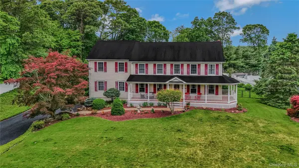 16 Abbey LN, East Setauket, NY 11733