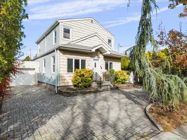 31 Broadmoor LN, Westbury, NY 11590