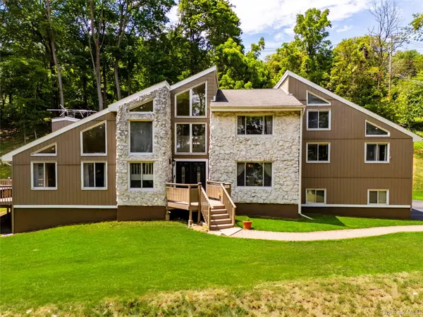 4 S Hill RD, Tomkins Cove, NY 10986