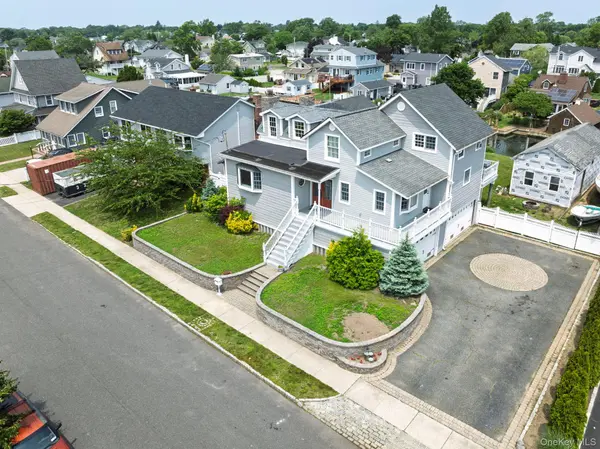 25 Meadow LN, Amityville, NY 11701