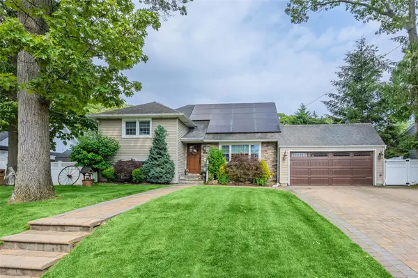 82 Algonquin AVE, Massapequa, NY 11758
