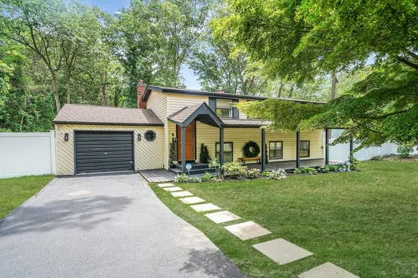 15 Woodchuck LN, East Setauket, NY 11733