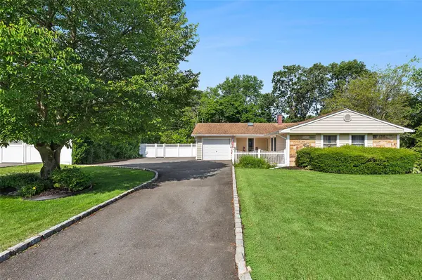 6 Holly Hill LN, Coram, NY 11727