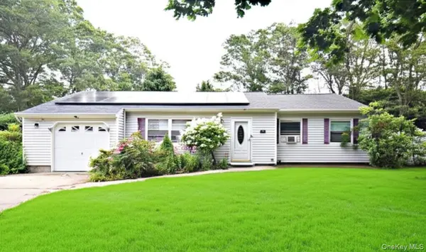 33 Timber Trail LN, Medford, NY 11763