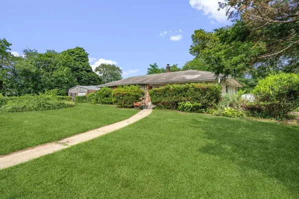 180 Baiting Place RD, Farmingdale, NY 11735
