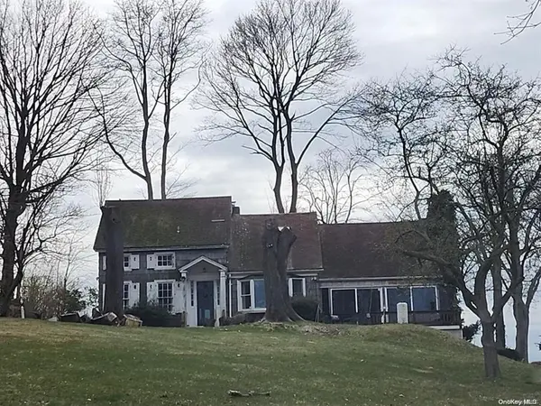 4 Childs LN,  Old Field,  NY 11733