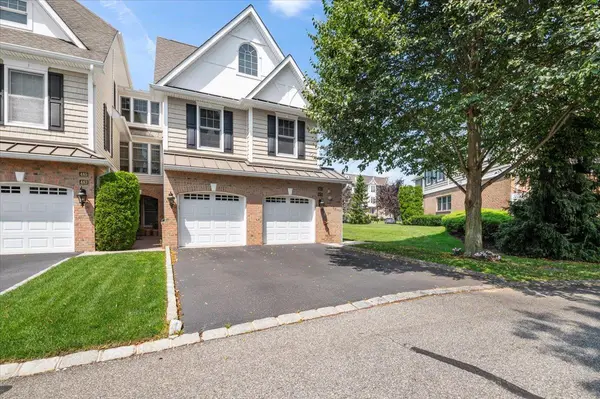 481 Pacing WAY, Westbury, NY 11590
