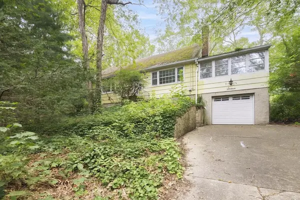 16 Sunset DR, Huntington, NY 11743
