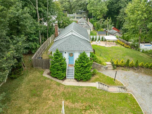 52 Eastport DR, Sound Beach, NY 11789
