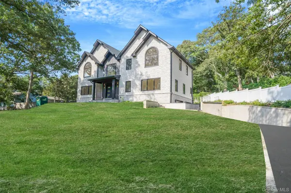 628 Meadow RD, Smithtown, NY 11754