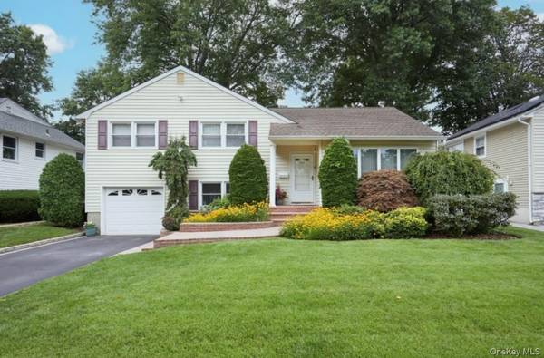 734 Wenwood DR, East Meadow, NY 11554