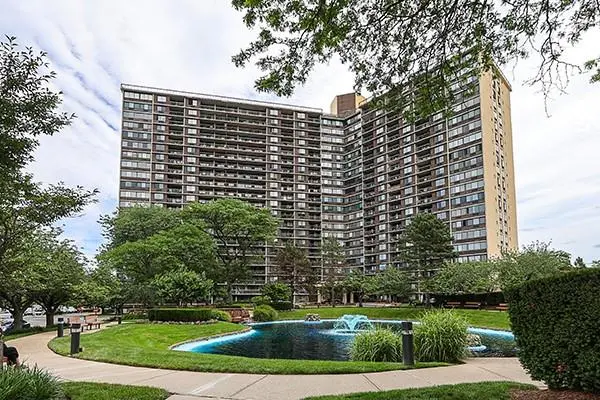 2 Bay Club DR #1Z3, Bayside, NY 11360