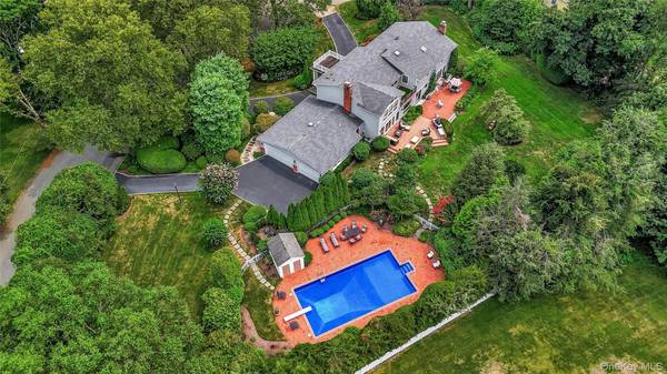 30 Briarfield LN, Huntington, NY 11743