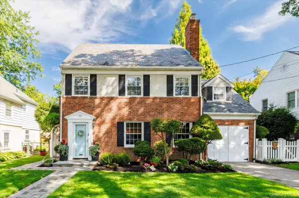 34 Saint Thomas PL, Malverne, NY 11565