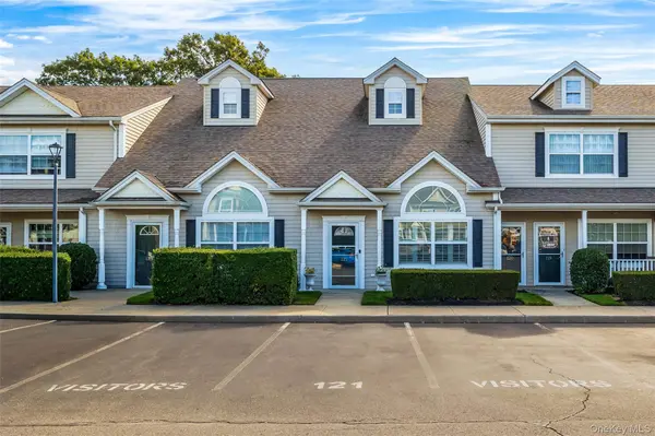 121 Willow LN, Valley Stream, NY 11580
