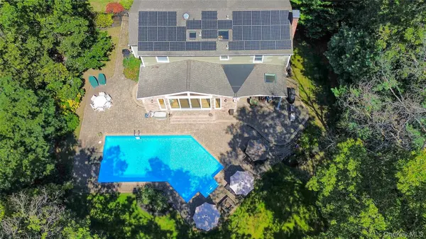 14 Vega DR, Shoreham, NY 11786