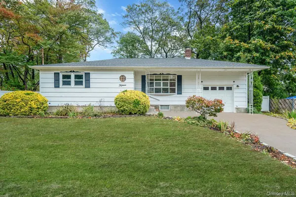 15 Raymond AVE, Farmingville, NY 11738