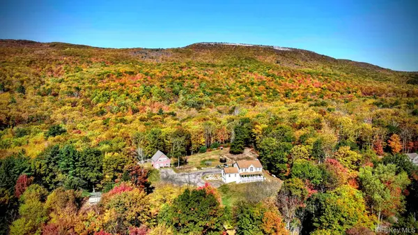 557 Oregon TRL, Walker Valley, NY 12566