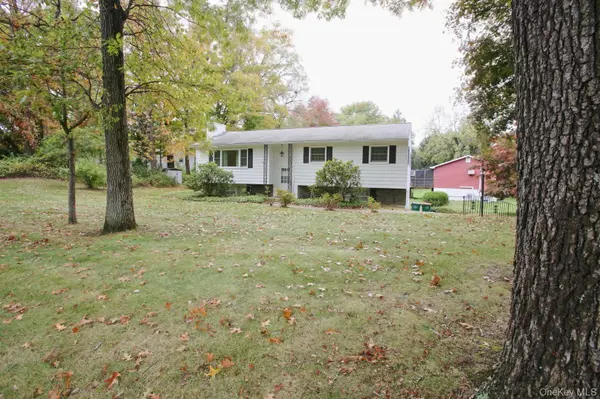 7 Margaret DR, Hyde Park, NY 12538