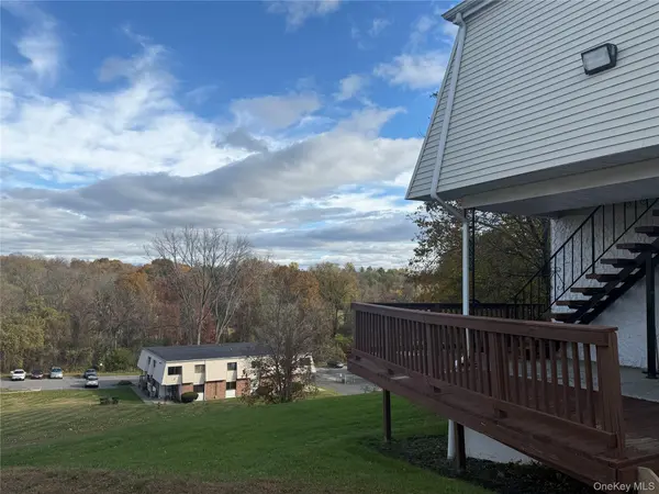1001 McIntosh PL, Newburgh, NY 12550