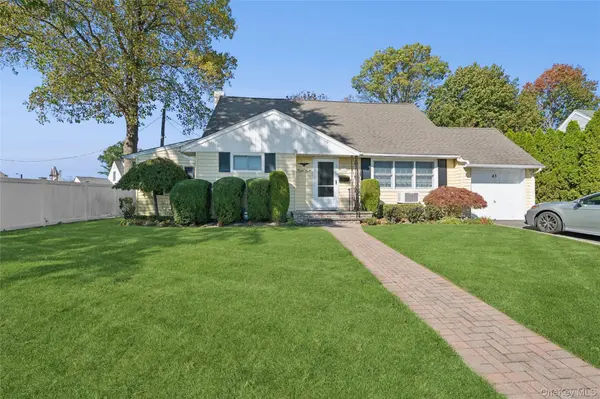 43 Briarcliff RD, Westbury, NY 11590