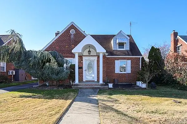 665 FOCH BLVD, Williston Park, NY 11596