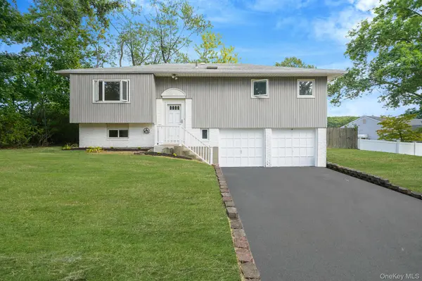 10 Elayne CT, Smithtown, NY 11787