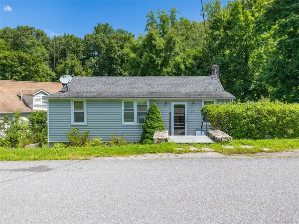28 Brewster DR, Carmel, NY 10512