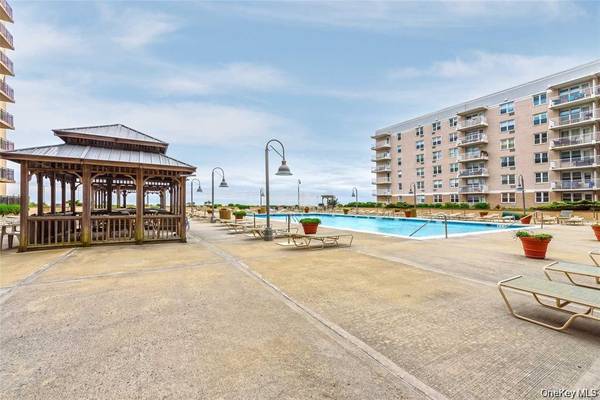25 Neptune BLVD #2T, Long Beach, NY 11561
