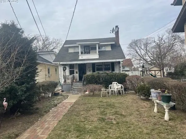 13-77 Eggert PL, Far Rockaway, NY 11691