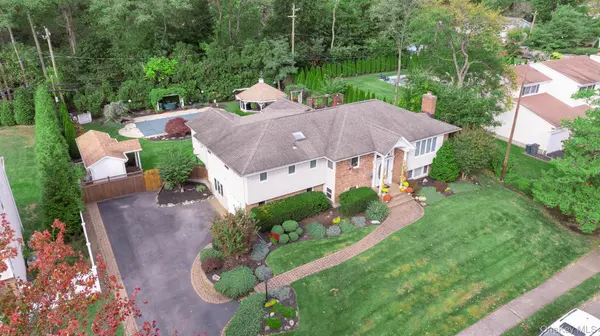 74 Lauren AVE, Dix Hills, NY 11746