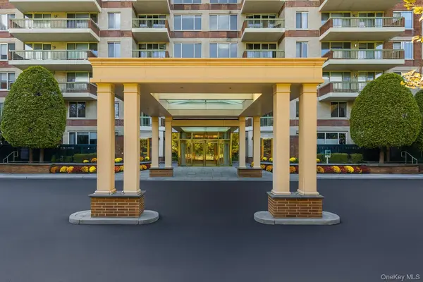 100 Hilton AVE #PH 5, Garden City, NY 11530