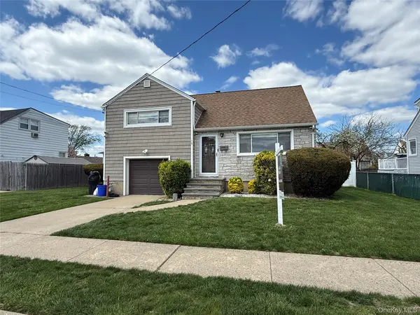 16 Layton ST, Freeport, NY 11520