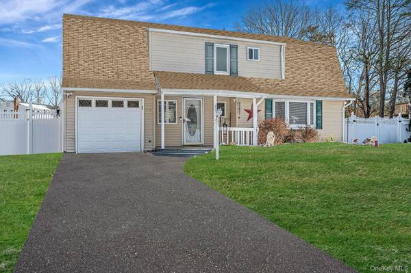 19 Osborne AVE, Mount Sinai, NY 11766