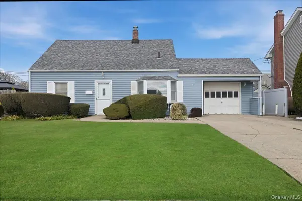 25 Peacock LN, Levittown, NY 11756