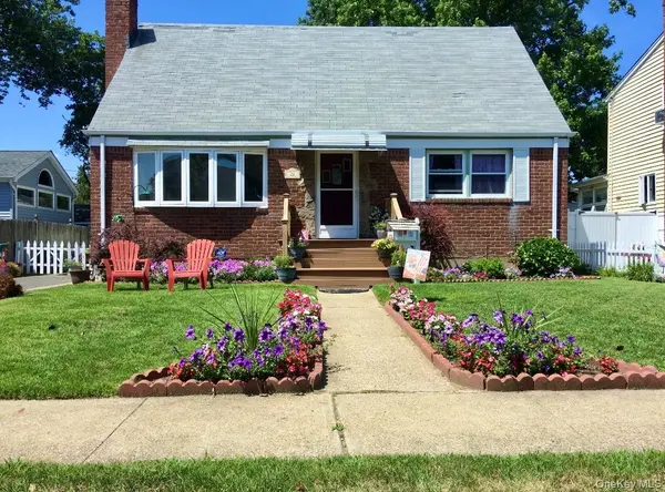 20 Iris AVE, North Merrick, NY 11566