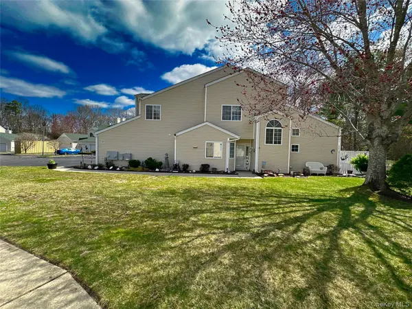 142 Farm House CT, Manorville, NY 11949