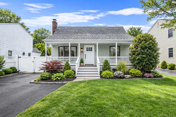 10 Terry PL, Center Moriches, NY 11934