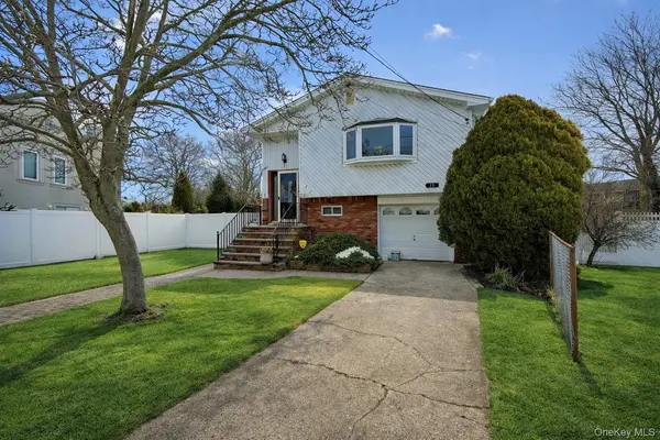 15 Snapper CT, Lindenhurst, NY 11757