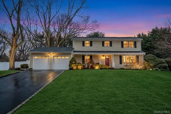 19 Spyglass LN, East Setauket, NY 11733