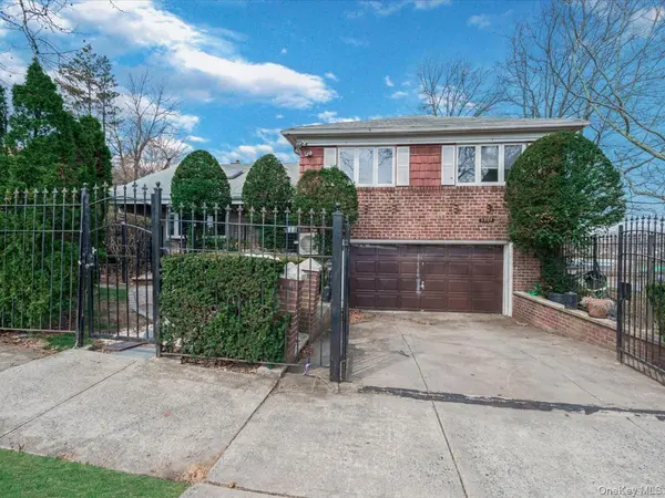 82-04 141st ST,  Briarwood,  NY 11435