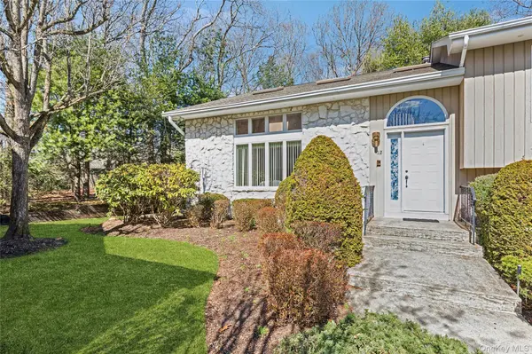 12 Stone Gate CT, Smithtown, NY 11787