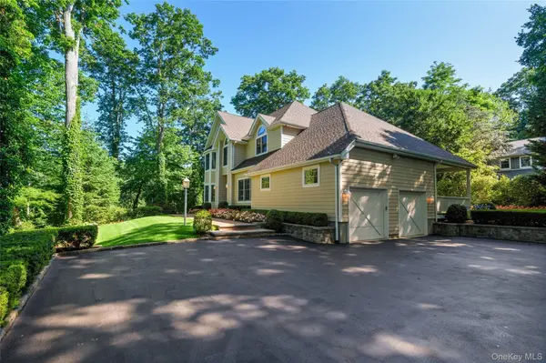 33 Walters AVE, Cold Spring Harbor, NY 11724