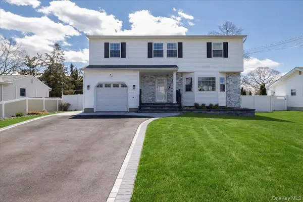 16 Loughlin DR, Shirley, NY 11967