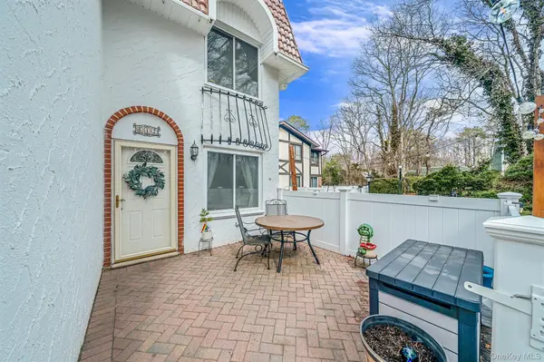 842 Golf LN, Medford, NY 11763