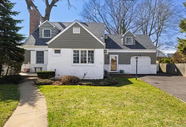 11 Maple ST, Malverne, NY 11565