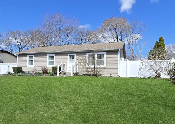 19 Appel DR, Shirley, NY 11967